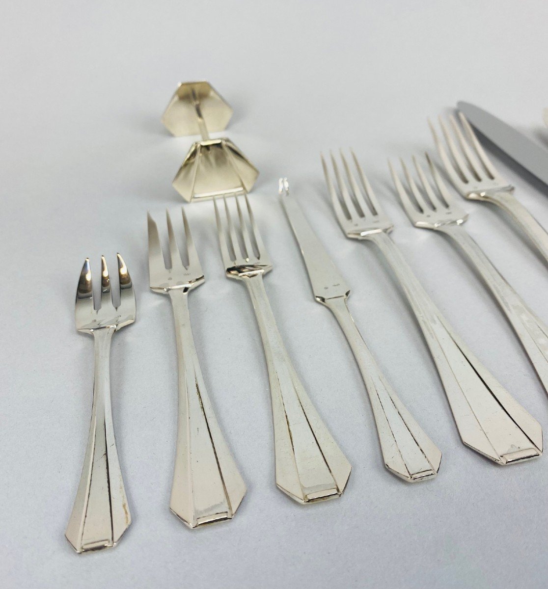 Art Deco Cutlery Set For 12, Solid Silver, 222 Pieces, Complete In Its Case. Delheid Frères.-photo-2