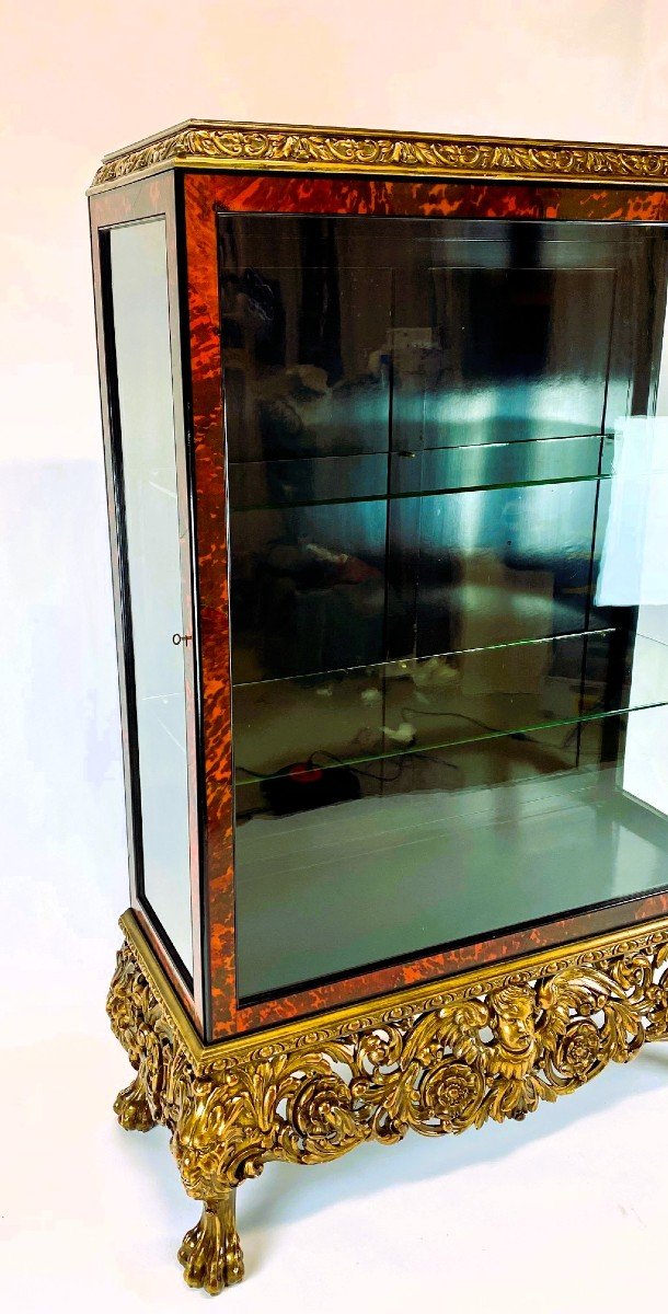 Une Vitrine  De Style Louis XV En écaille De Tortue Et Bois Doré Par Maison Franck-photo-2