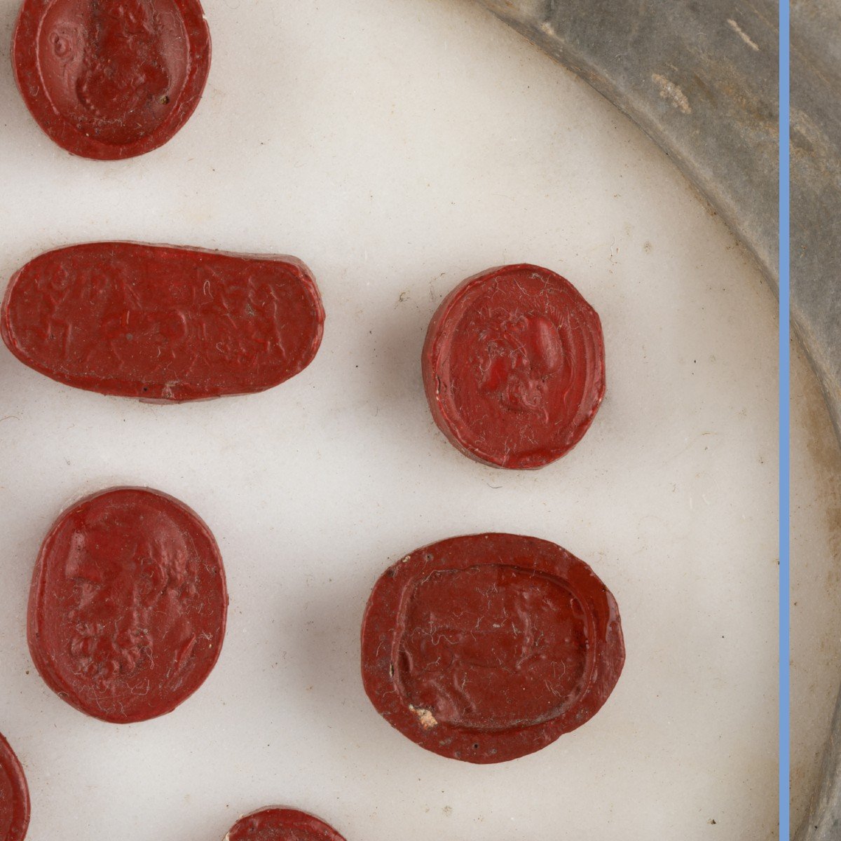 Médaillons en marbre présentant une série de camés en plâtre laqué rouge, XIXe-photo-4