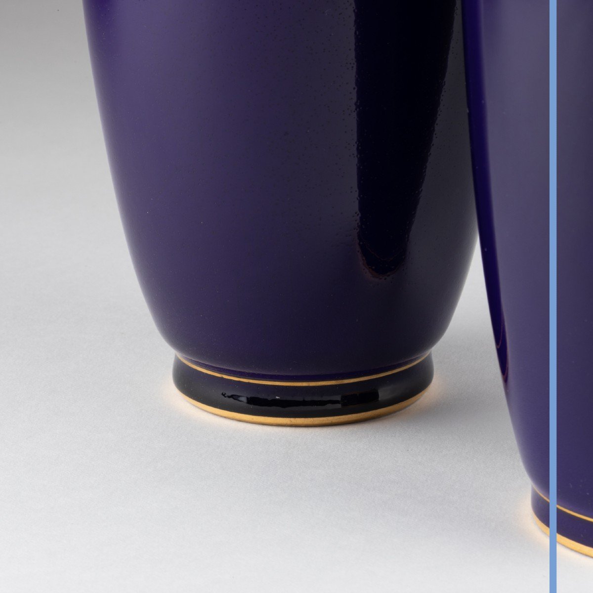 Manufacture de S&egrave;vres, deux vases balustre en porcelaine bleue et dor&eacute;e, XIXe-photo-3