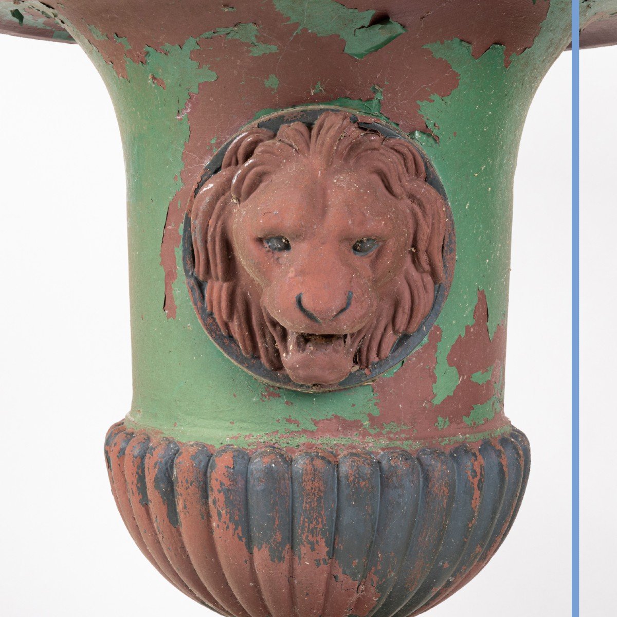 Paire de vases M&eacute;dicis en fonte aux t&ecirc;tes de lions, XIXe-photo-4