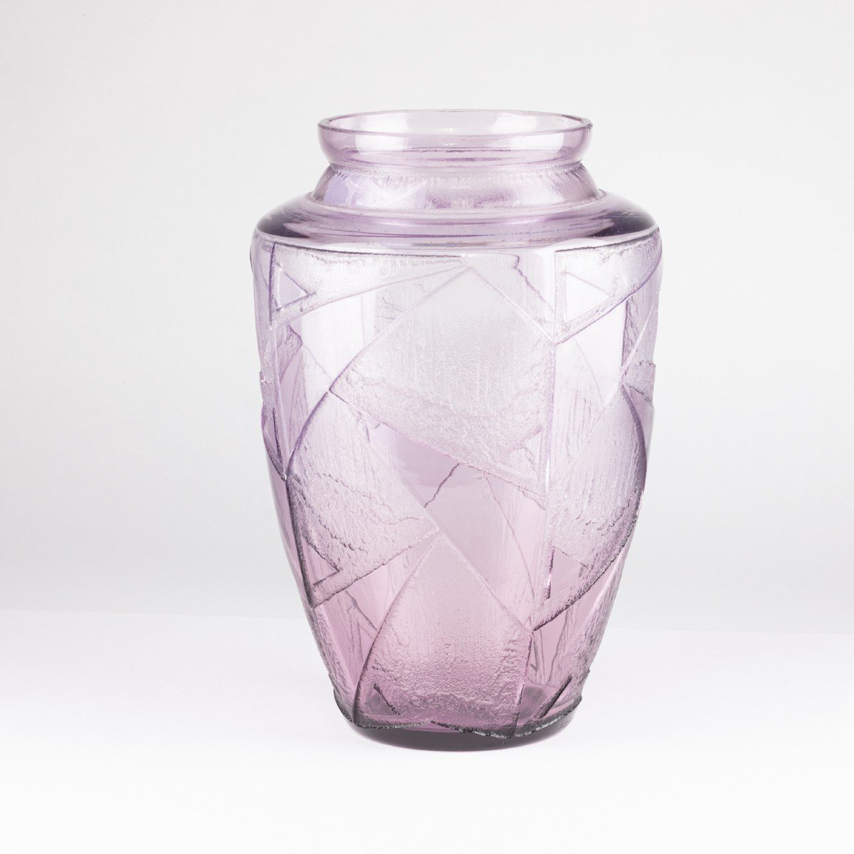 Daum-Nancy-France,  vase à épaulement en cristal taillé et gravé,  XXe