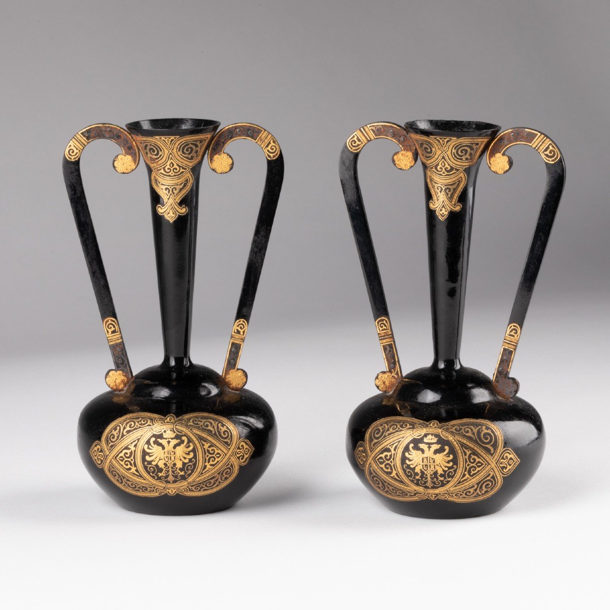 Paire de vases soliflore en métal laqué noir et doré, Espagne, XIXe