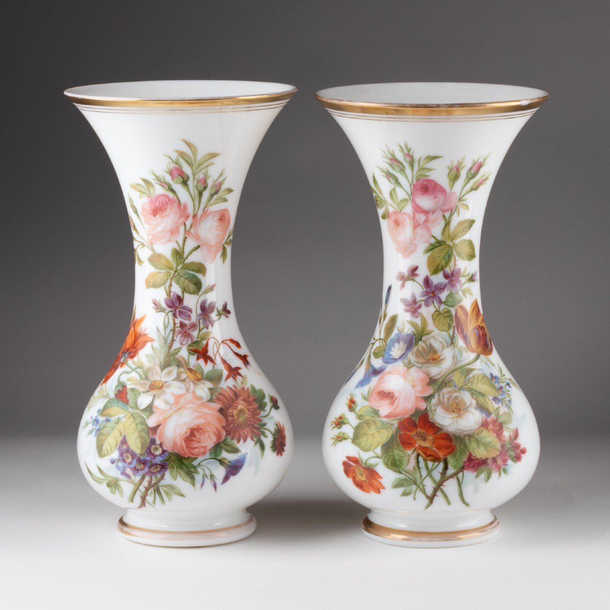 Paire de vases en opaline blanche à décor de fleurs polychromes, XIXe