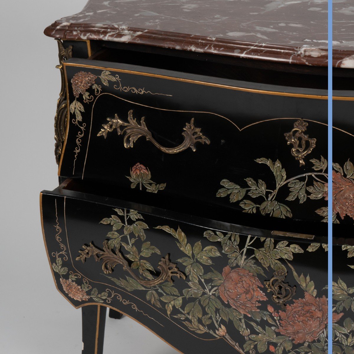 Commode sauteuse aux roses en laque de coromandel de style Louis XV, XXe-photo-4