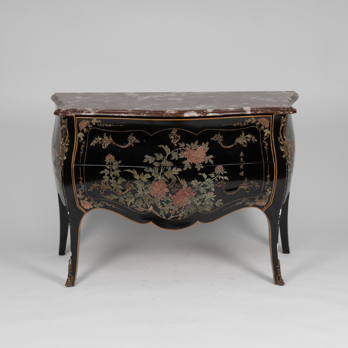 Commode sauteuse aux roses en laque de coromandel de style Louis XV, XXe