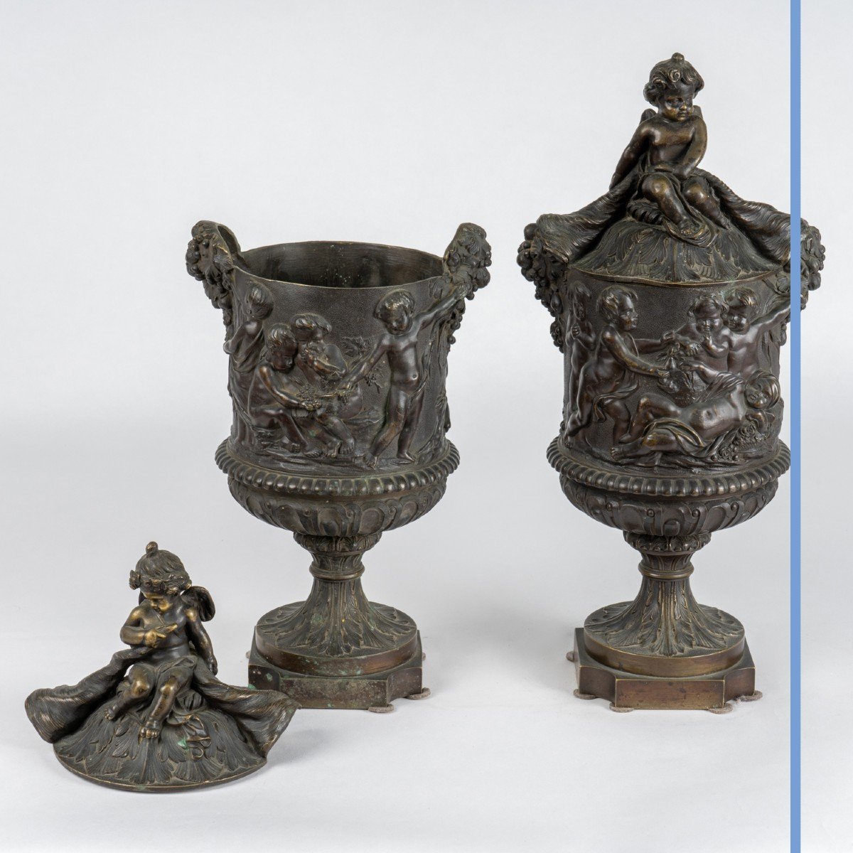 D&#039;apr&egrave;s Clodion (1738-1814), paire de vases couverts de forme M&eacute;dicis  en bronze, XIXe-photo-2