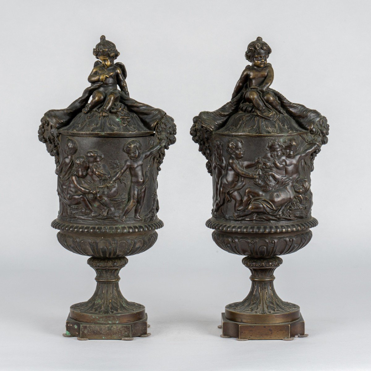 D&#039;apr&egrave;s Clodion (1738-1814), paire de vases couverts de forme M&eacute;dicis  en bronze, XIXe