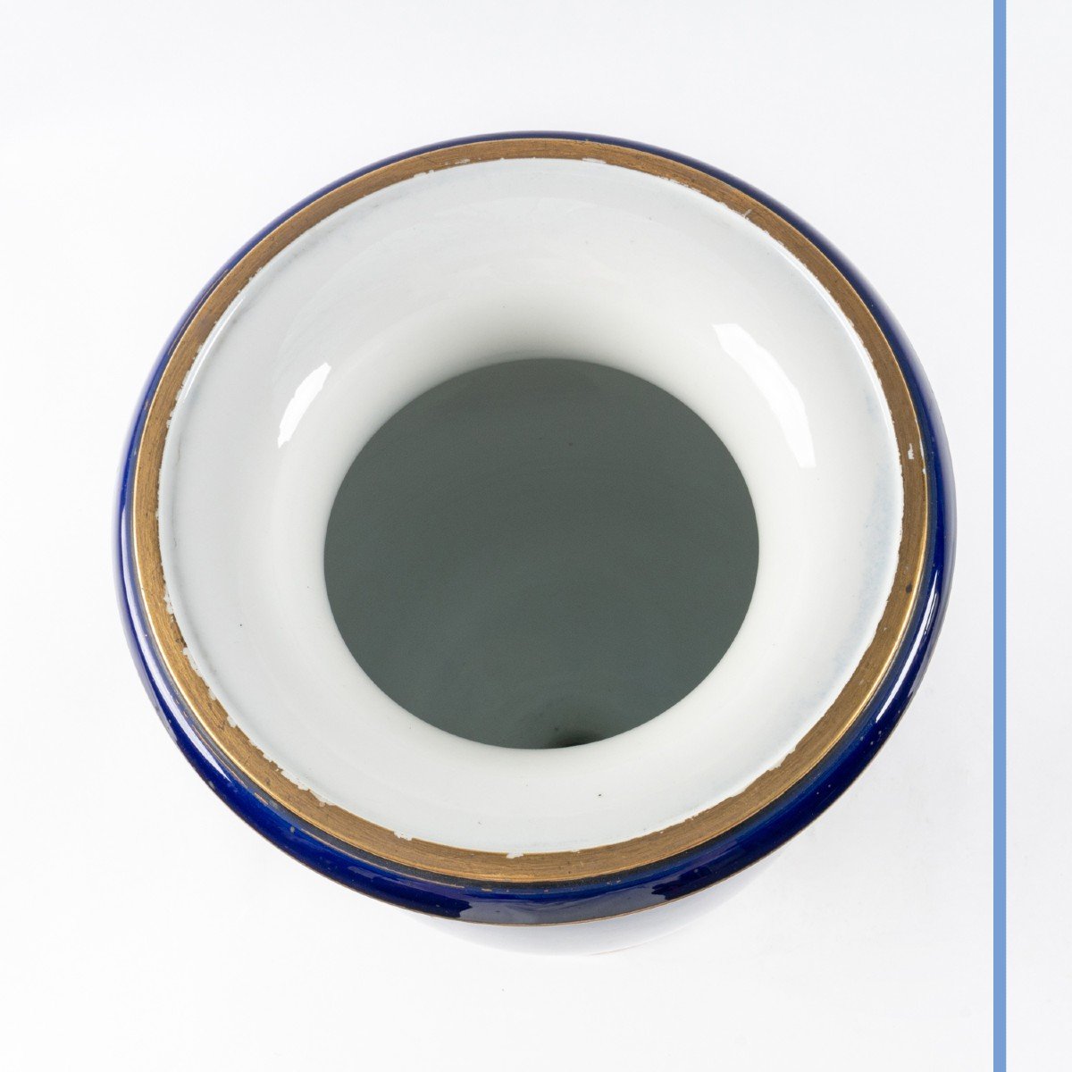 Manufacture de S&egrave;vres, paire de vases sur pi&eacute;douche en porcelaine bleu &agrave; filets dor&eacute;s, XIXe-photo-2