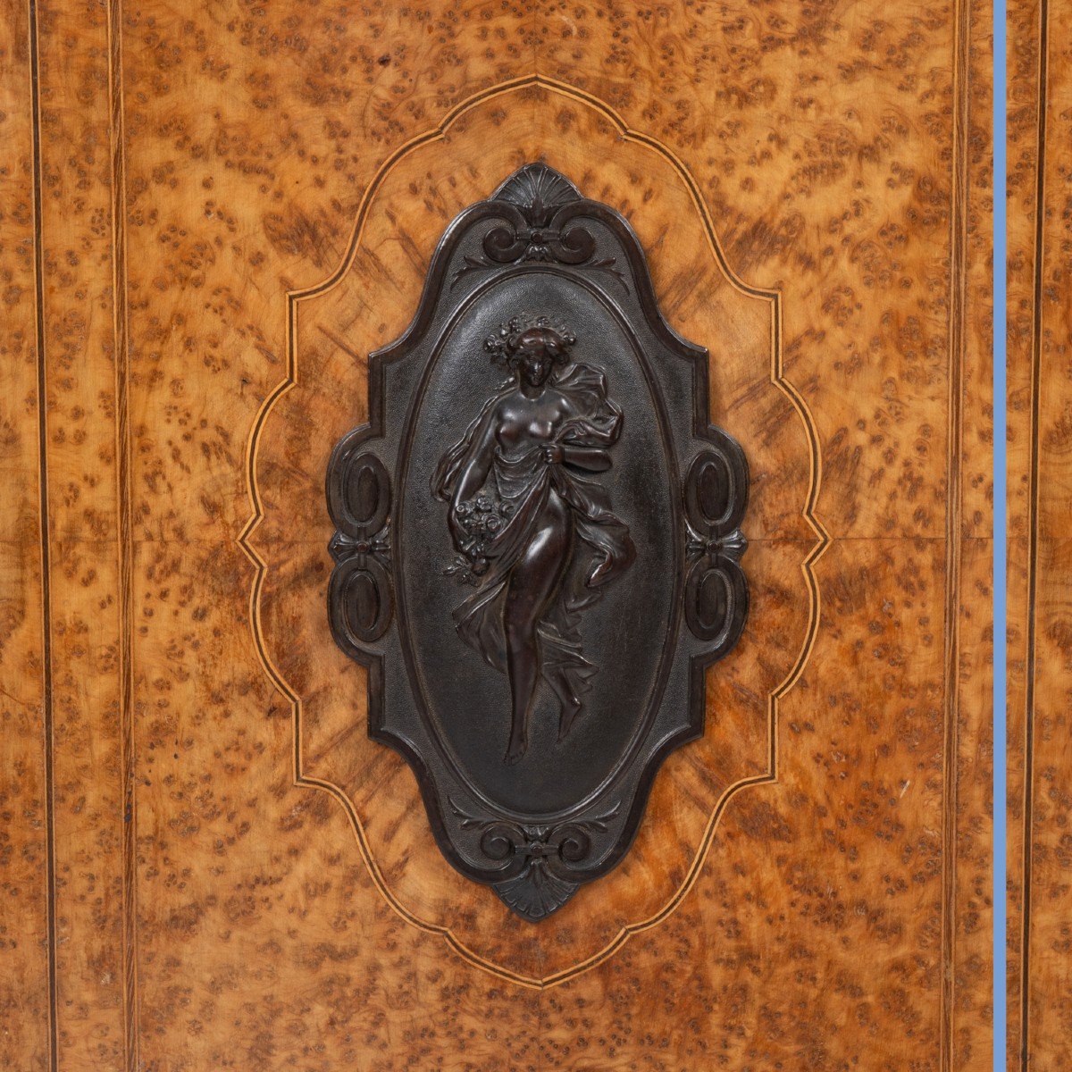 Meuble à hauteur d'appui marqueté à decors de médaillons en bois sculpté, XIXe-photo-3