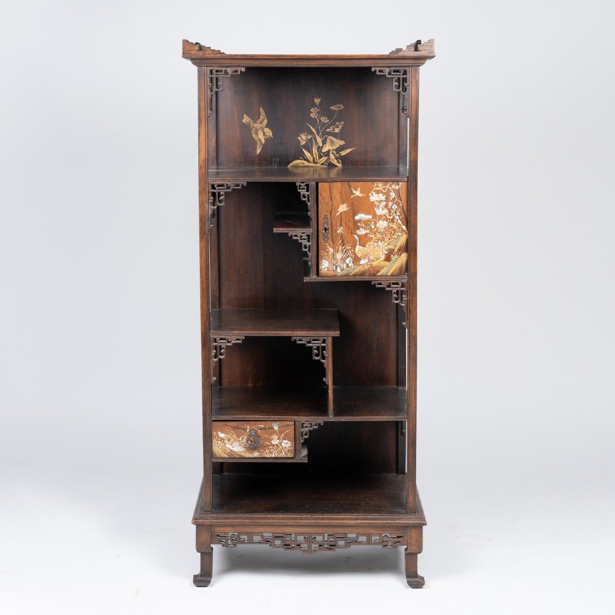 Dans le goût de Gabriel Viardot (1830-1904), petit cabinet en bois sculpté et teinté et incrustations, XIXe