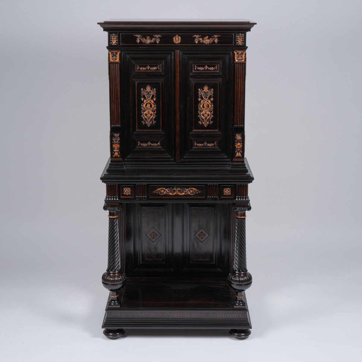 Charles Hunsinger (1823-1893), cabinet en bois noirci et naturel sculpt&eacute;, XIXe