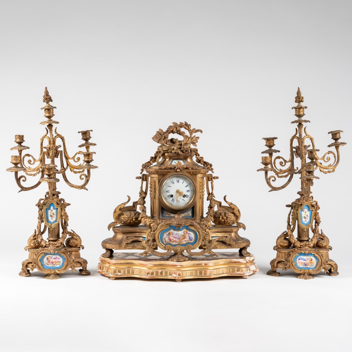 Garniture de cheminée en bronze doré et plaques de porcelaine de style Louis XVI, XIXe