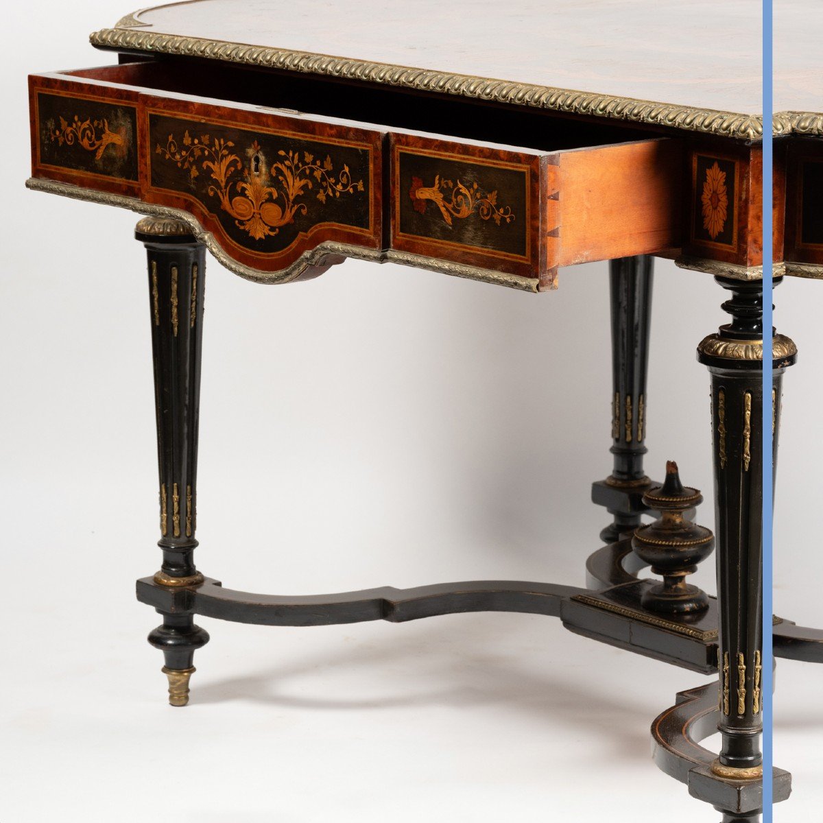 Table de milieu à riche décor marqueté d'époque Napoléon III, XIXe-photo-1