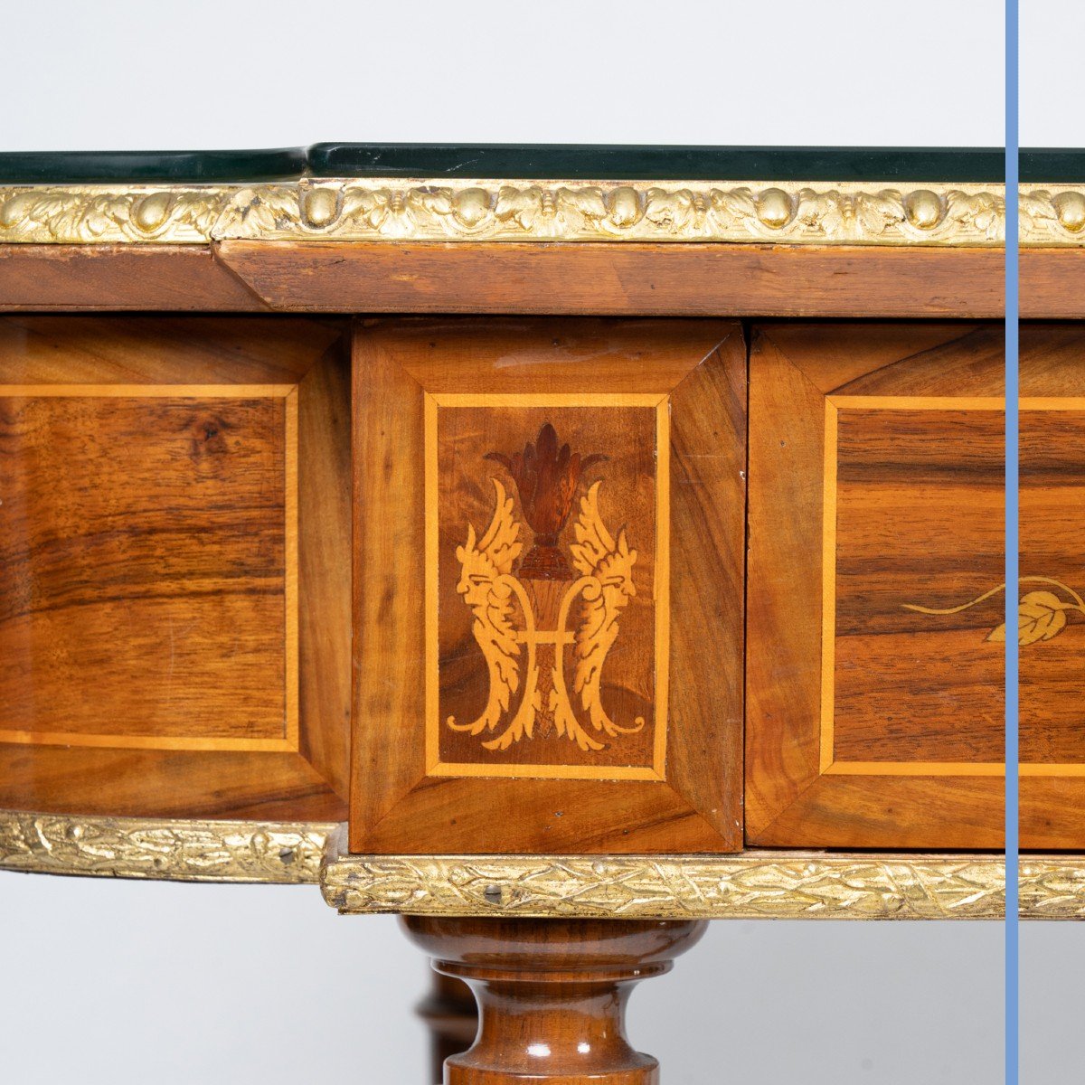 Table de milieu en marqueterie de bois précieux,  XXe-photo-4