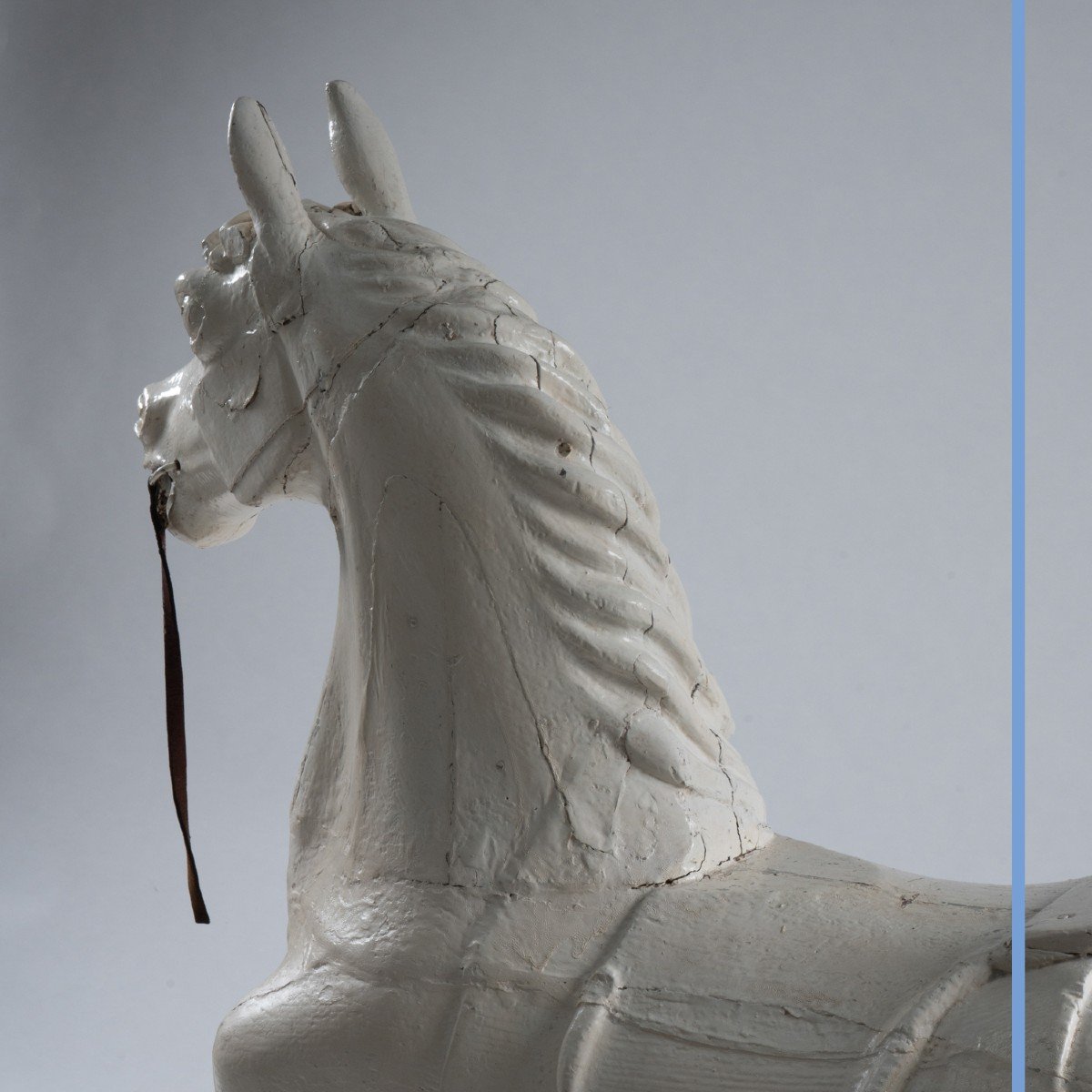 Cheval de manège en bois sculpté et laqué blanc, XXe-photo-2