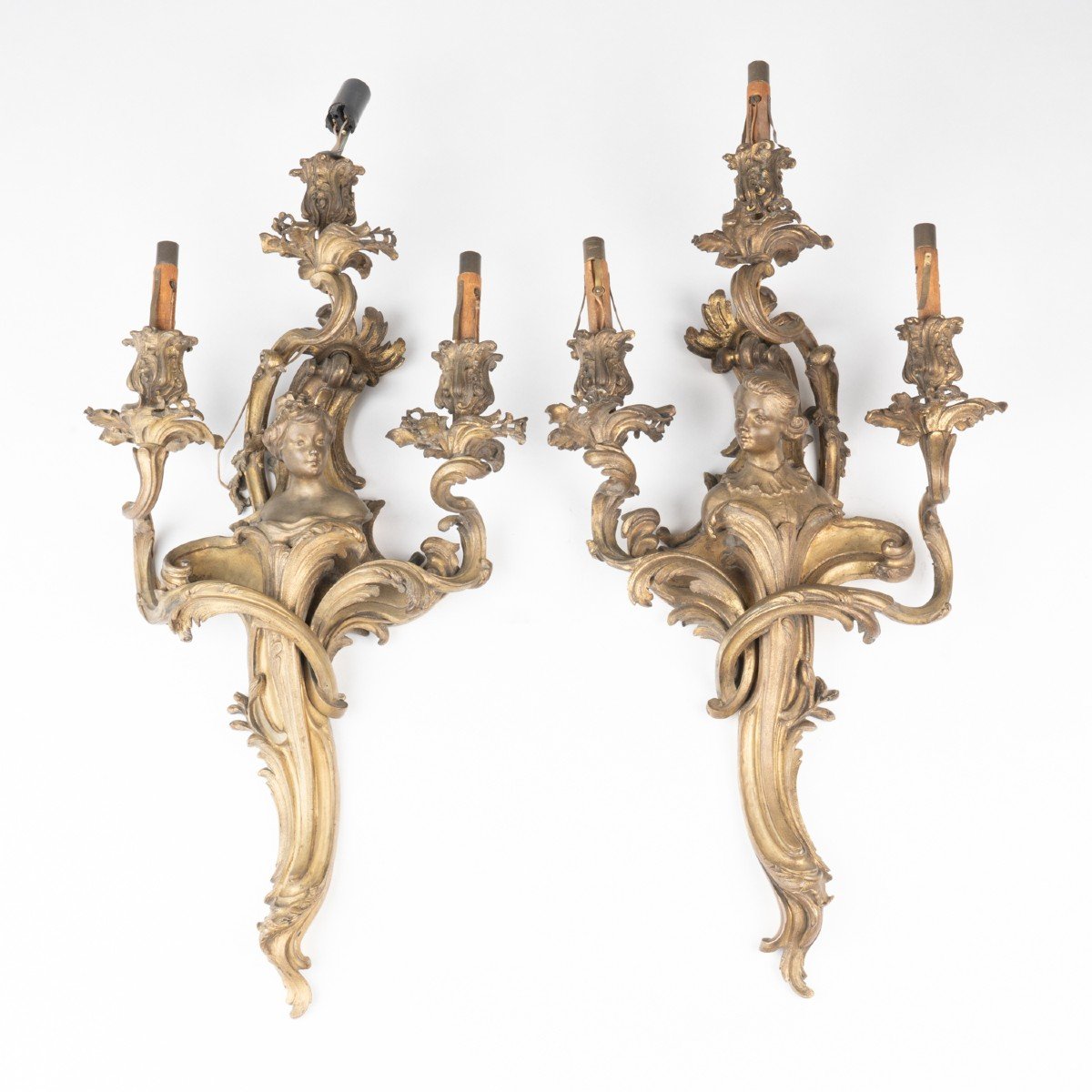 Pair Of Gilt Bronze Wall Lights With Elegant Details, 19th Century