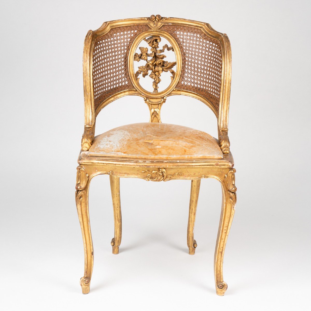 Chaise de coiffeuse de style Louis XV en bois sculpté et doré, XIXe