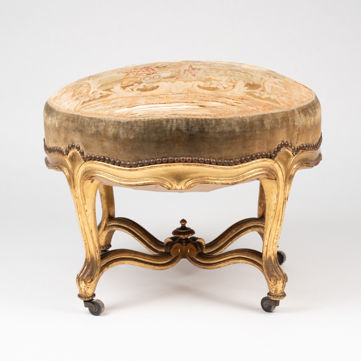 Large tabouret rond de style Louis XV en bois et stuc doré, XIXe