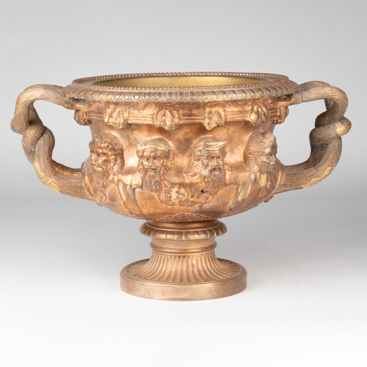 Vase de Warwick en bronze dor&eacute;, XIXe