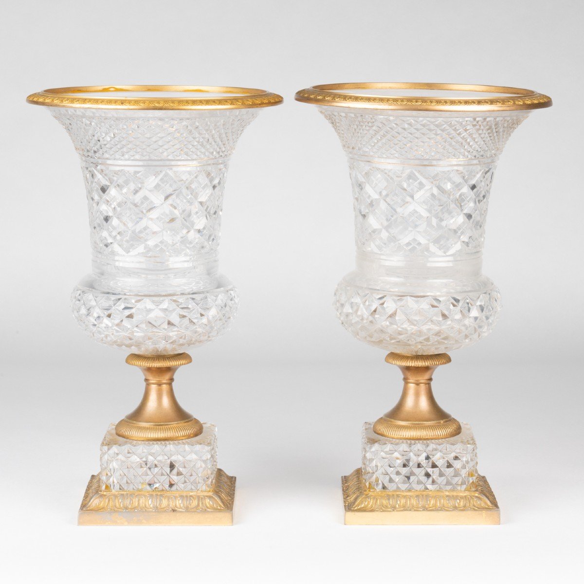 Paire de vases Médicis en cristal taillé et bronze doré, XIXe