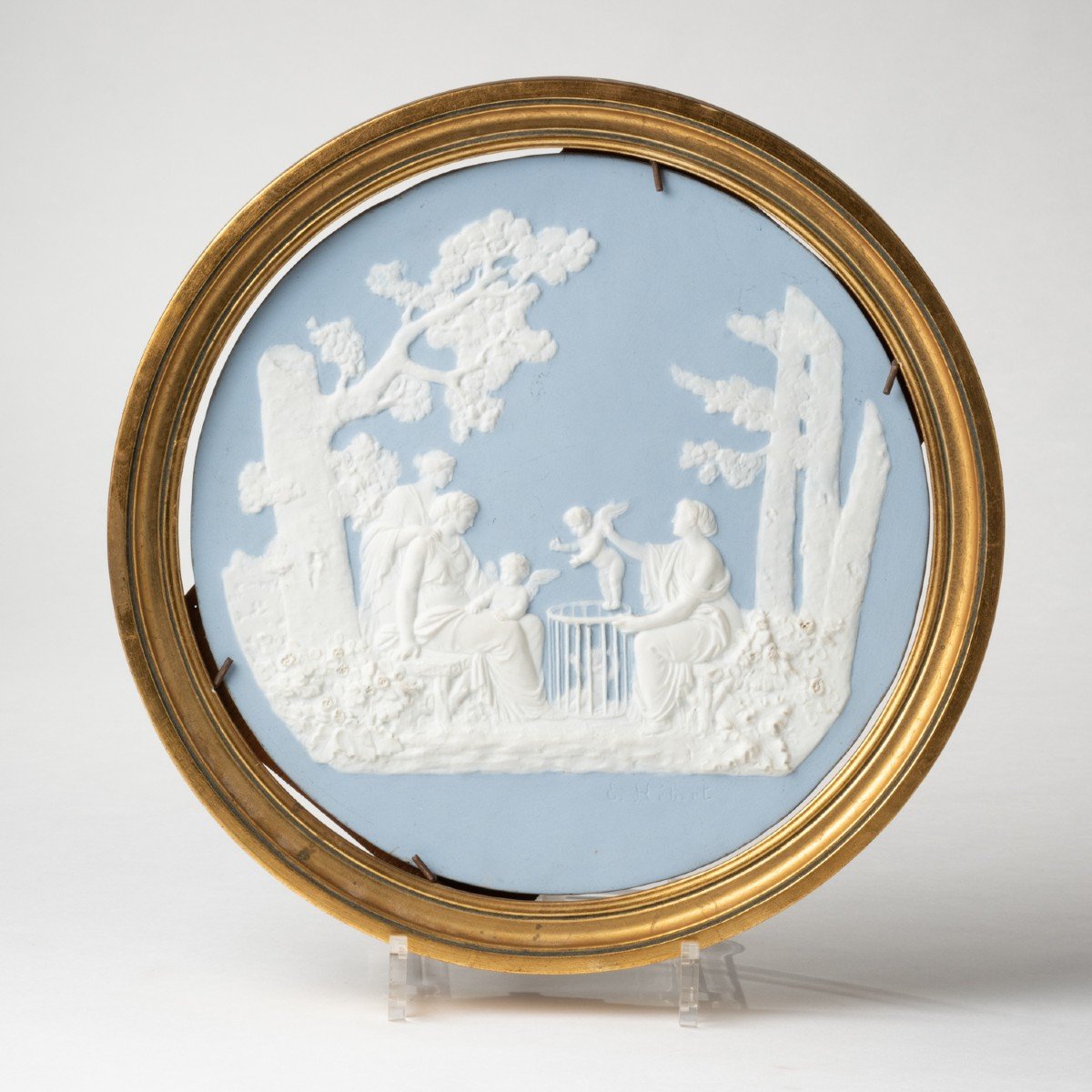 Médaillon en porcelaine de Wedgwood dans un cadre en bois doré, XIXe