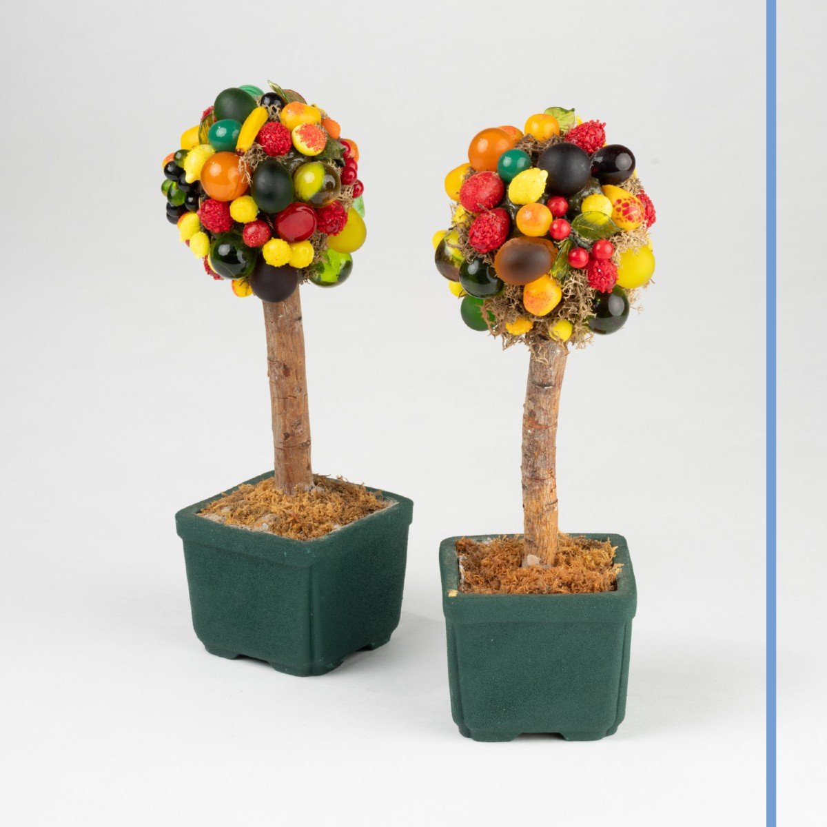 Deux paires de petits arbres décoratifs aux fruits en verre, XXe-photo-2