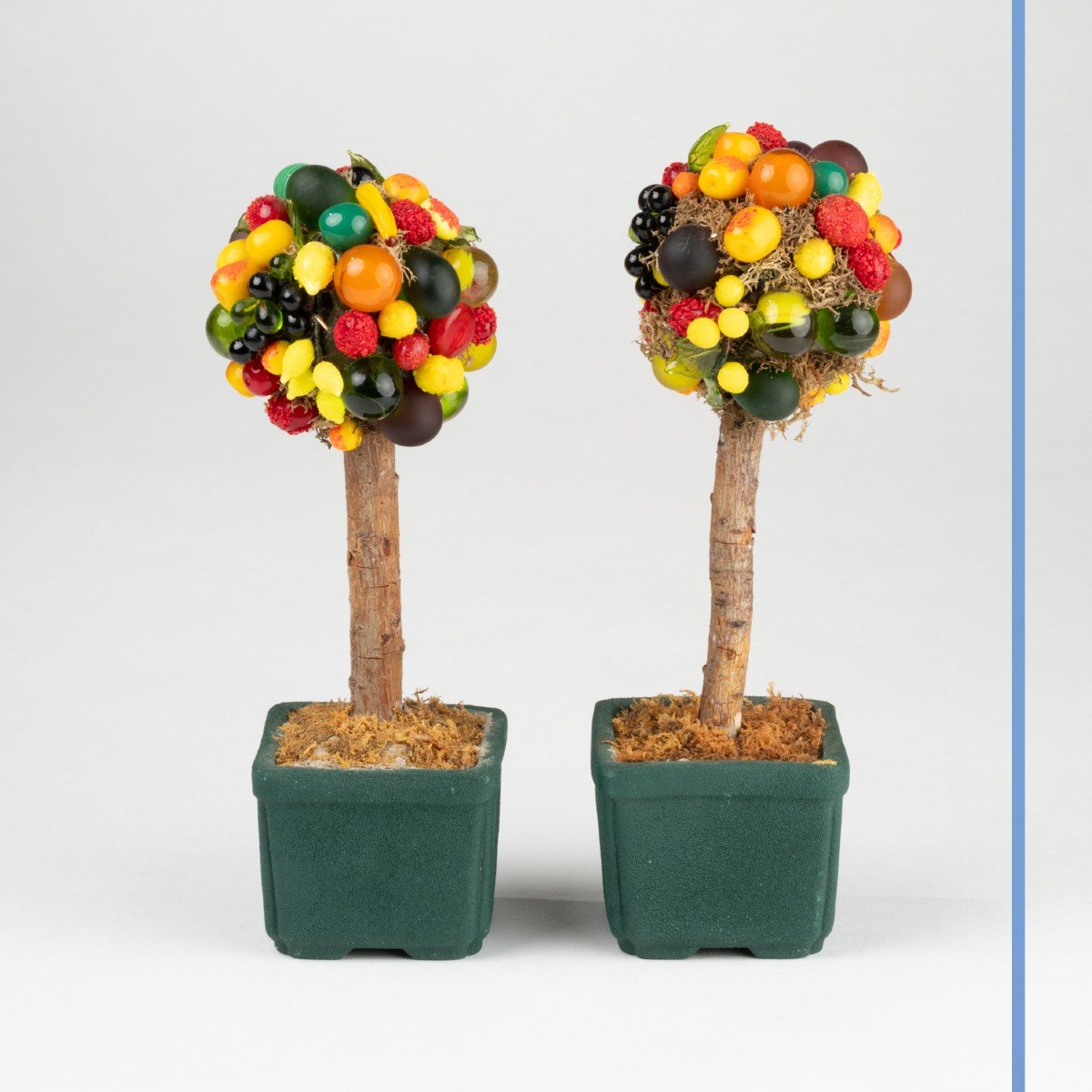 Deux paires de petits arbres décoratifs aux fruits en verre, XXe-photo-3