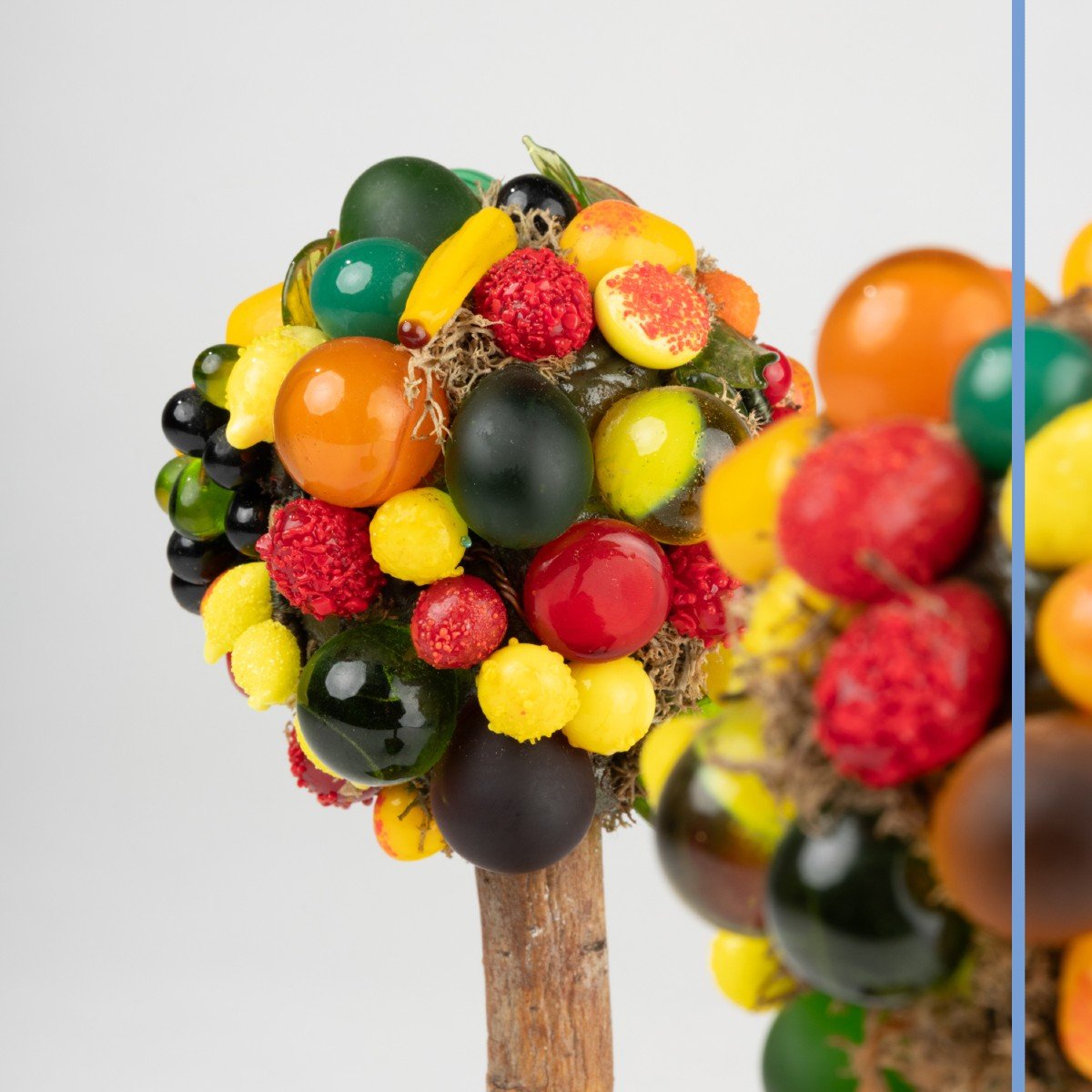 Deux paires de petits arbres décoratifs aux fruits en verre, XXe-photo-2