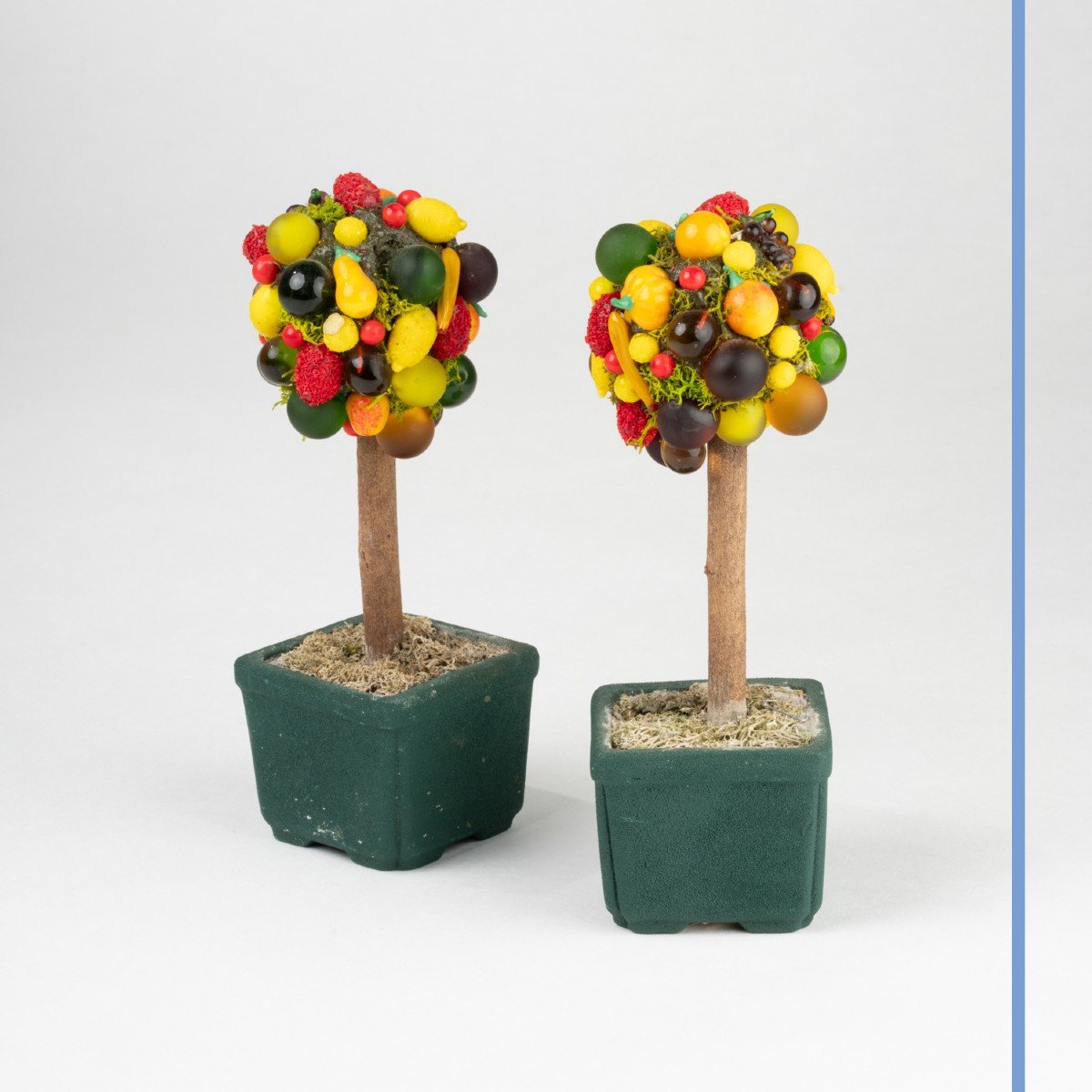 Deux paires de petits arbres décoratifs aux fruits en verre, XXe-photo-5