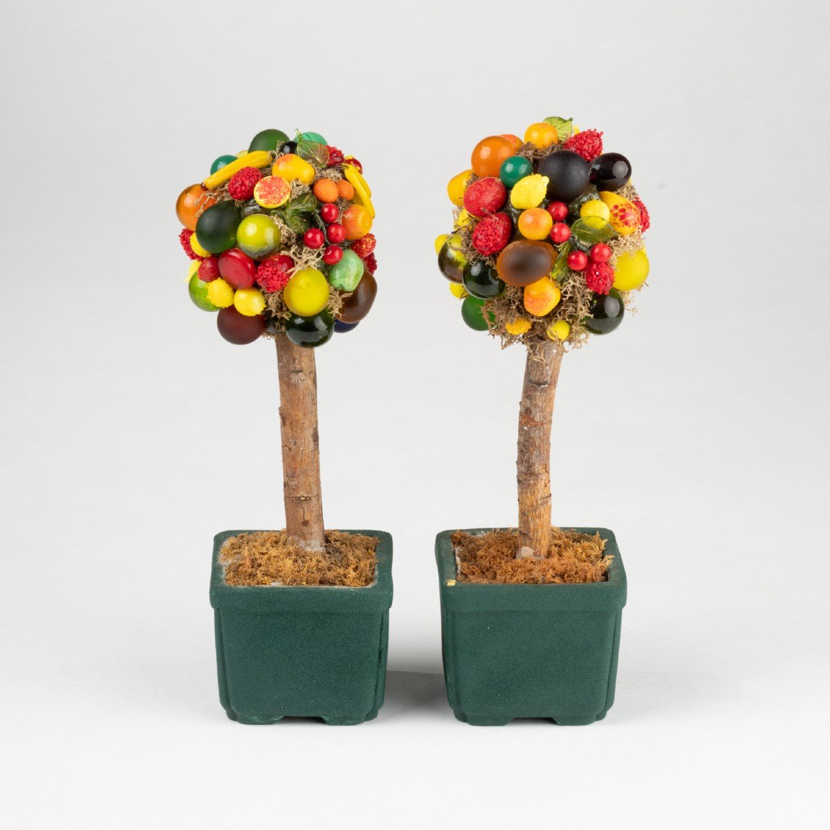 Deux paires de petits arbres décoratifs aux fruits en verre, XXe