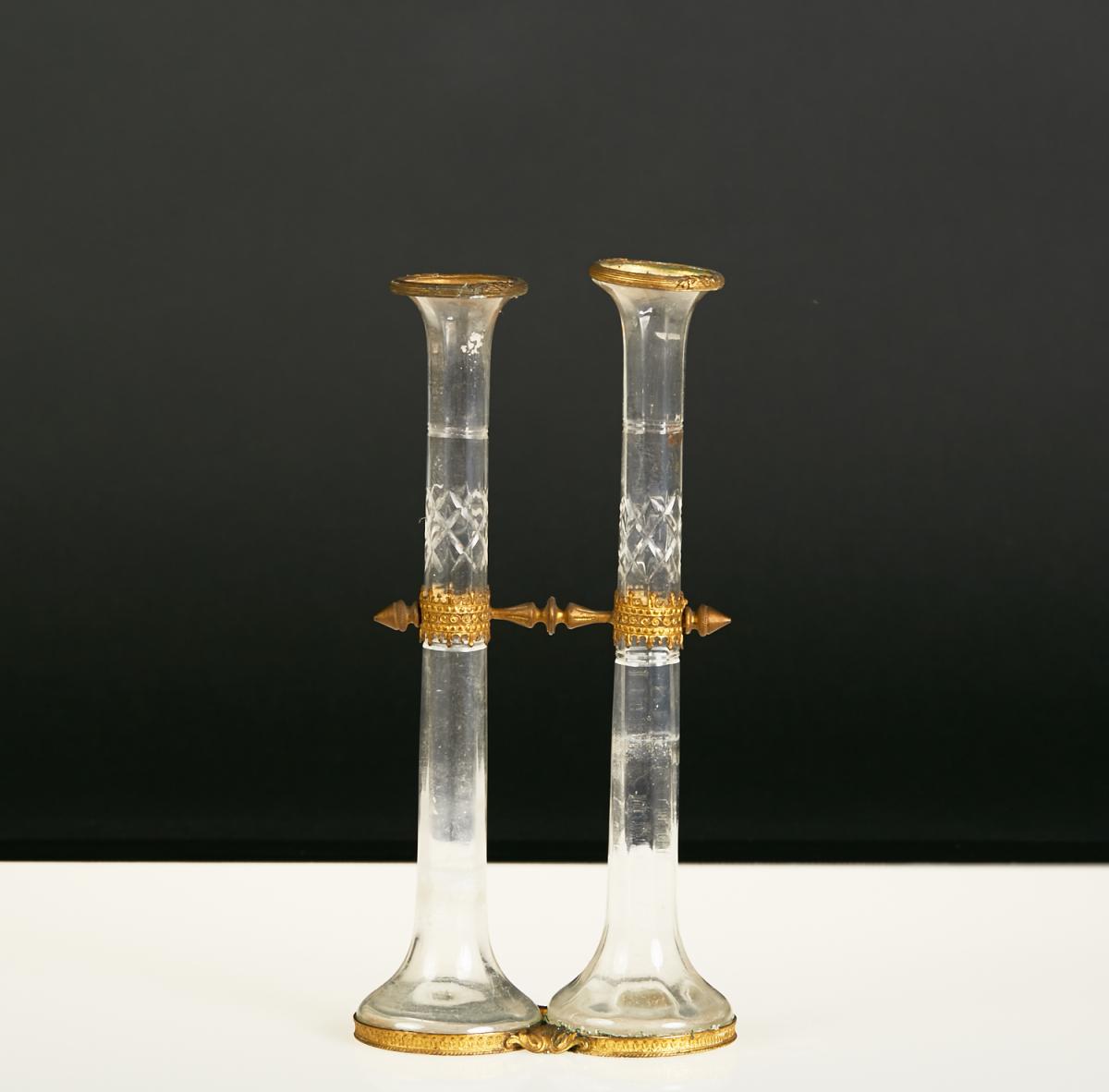 Paire de soliflores en verre taillé, monture bronze, XIXe