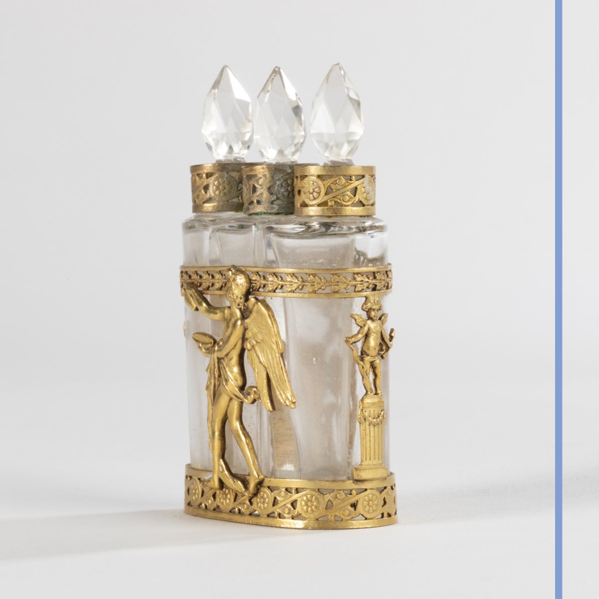 Cave à parfums, trois flacons  en  verre taillé et monture en métal doré ciselé, XIXe-photo-3