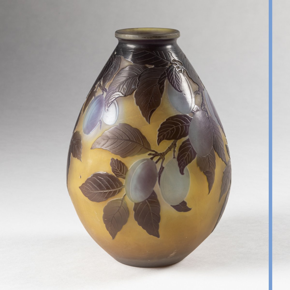 Emile Gallé (1846-1904), vase en verre multicouches aux prunes, XIXe-photo-1