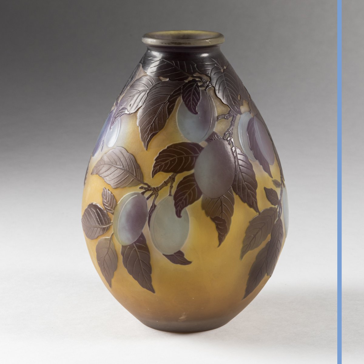 Emile Gallé (1846-1904), vase en verre multicouches aux prunes, XIXe-photo-2