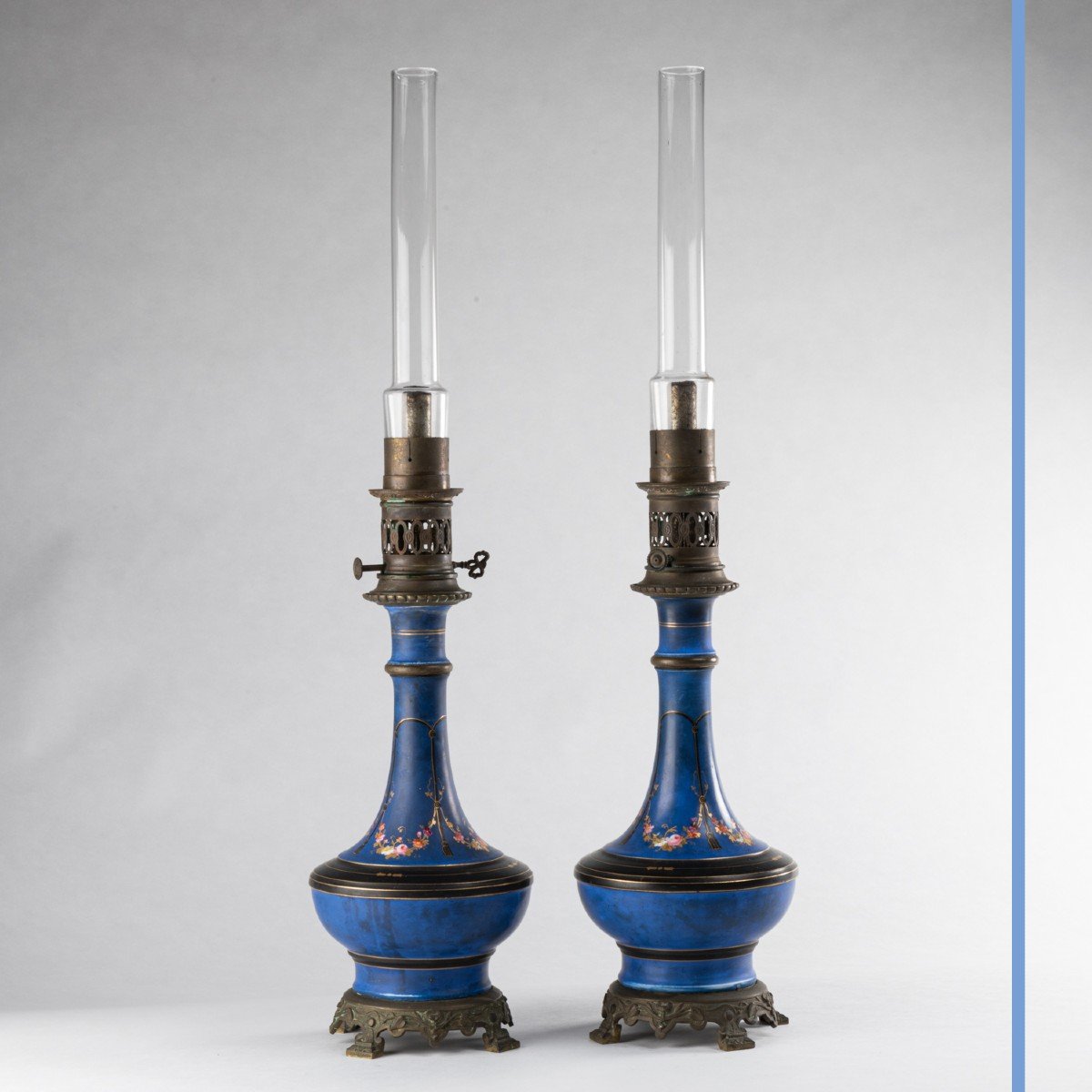 Paire de lampes  à pétrole en porcelaine, bronze et verre, XIXe-photo-4