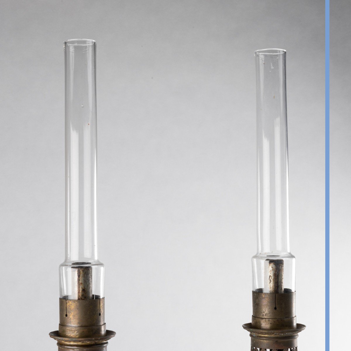 Paire de lampes  à pétrole en porcelaine, bronze et verre, XIXe-photo-1