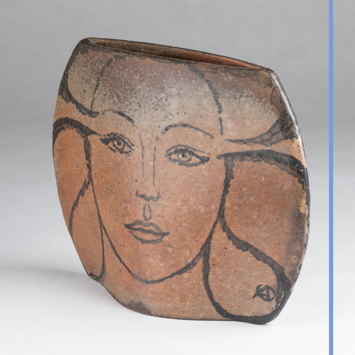 Vase en terre cuite &eacute;maill&eacute;e au visage de femme, XXe-photo-3