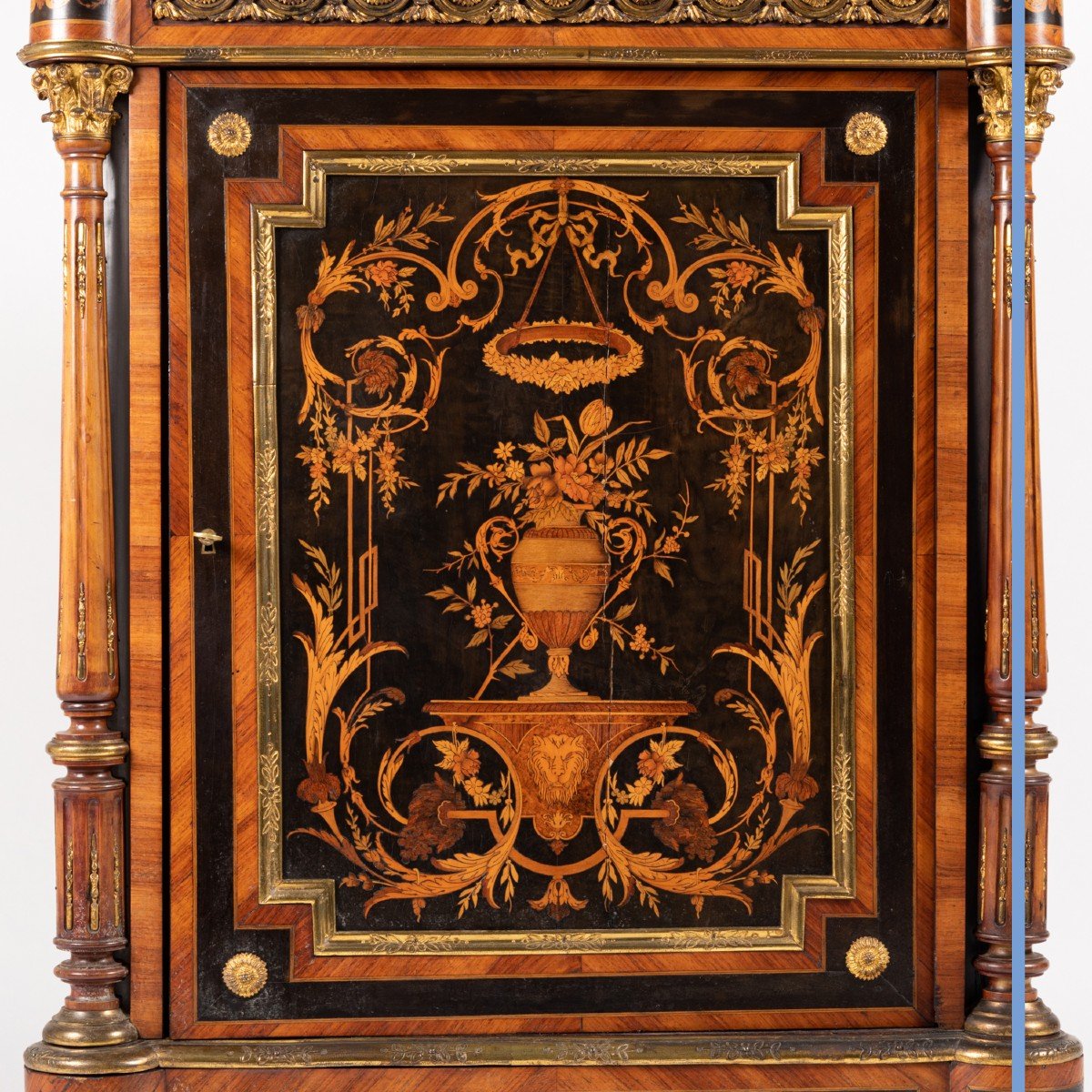 Meuble &agrave; hauteur d&#039;appui en marqueterie de bois pr&eacute;cieux et bronze dor&eacute;, XIXe-photo-5