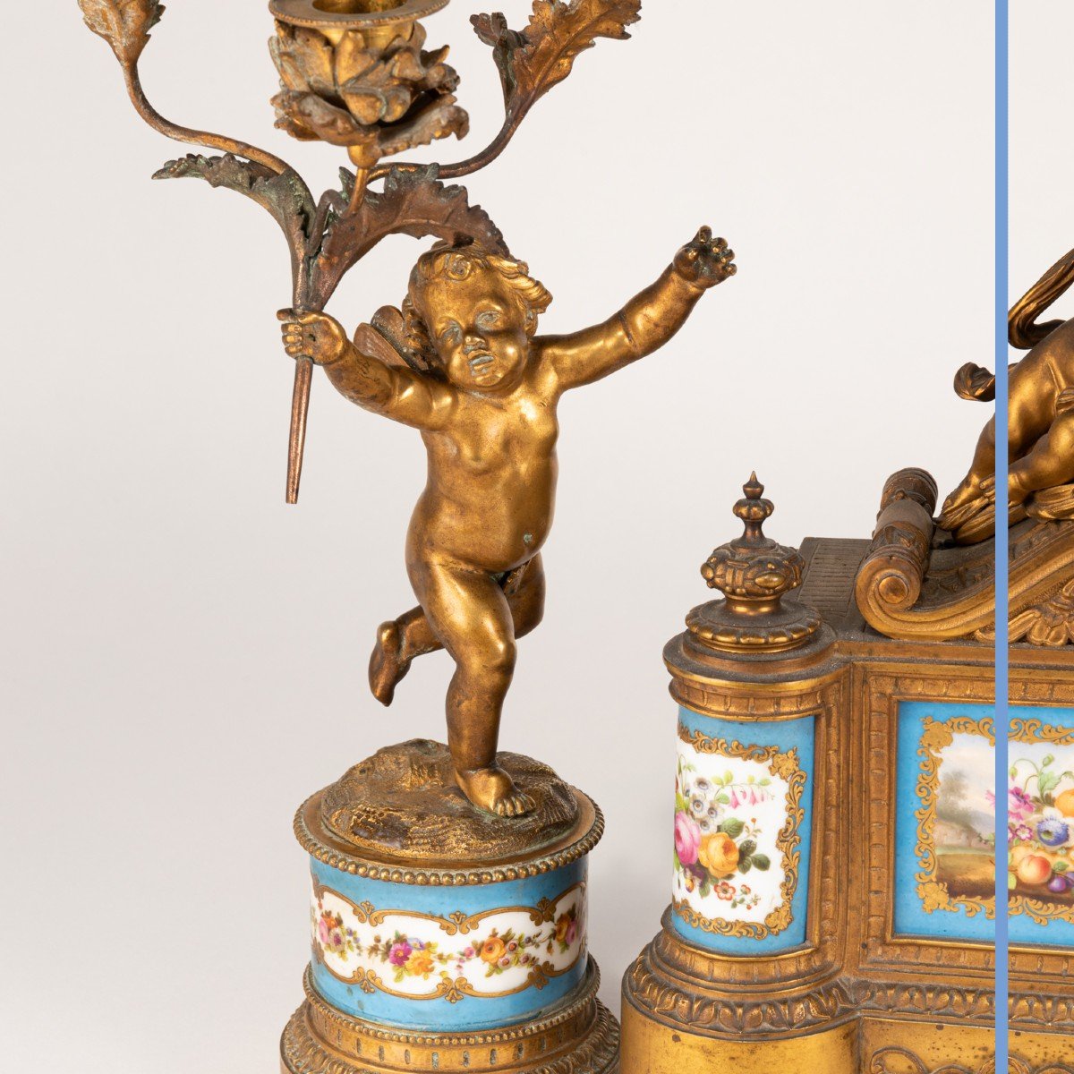 Garniture de cheminée aux putti en bronze doré et en porcelaine dans le goût de Sèvres, XIXe-photo-3