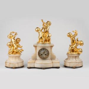Garniture de cheminée en bronze doré à décor de putti et base en onyx, XIXe
