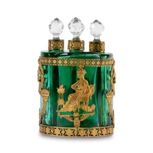 Nécessaire à parfums, monture en laiton, 4 flacons en cristal vert de style Restauration, XIXe