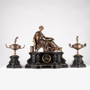 Garniture de cheminée "Femme à l'antique" en bronze doré et marbres, XIXe