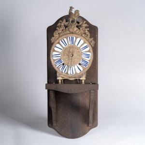 Mouvement  d'horloge en laiton et cartouches émaillées et socle en bois, XIXe