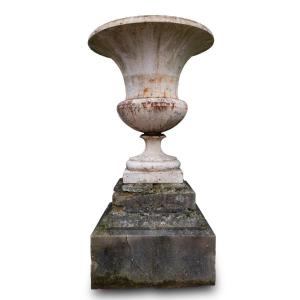 Vase Médicis en fonte laqué blanc sur un socle en pierre, fin XVIIIe