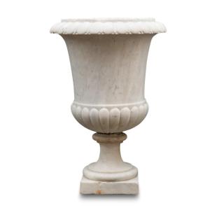 Vase M&eacute;dicis en marbre de carrare orn&eacute; d&#039;une frise de godrons, XVIIIe