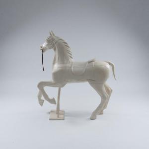 Cheval de manège en bois sculpté et laqué blanc, XXe