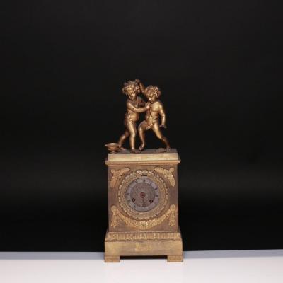 Pendule aux Putti en bronze dor&eacute;, XIXe