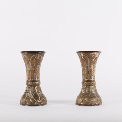 Paire de vases en métal argenté et doré gravé, Syrie, XIXe