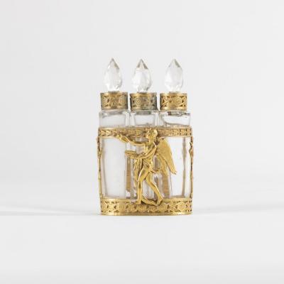 Cave à parfums, trois flacons  en  verre taillé et monture en métal doré ciselé, XIXe